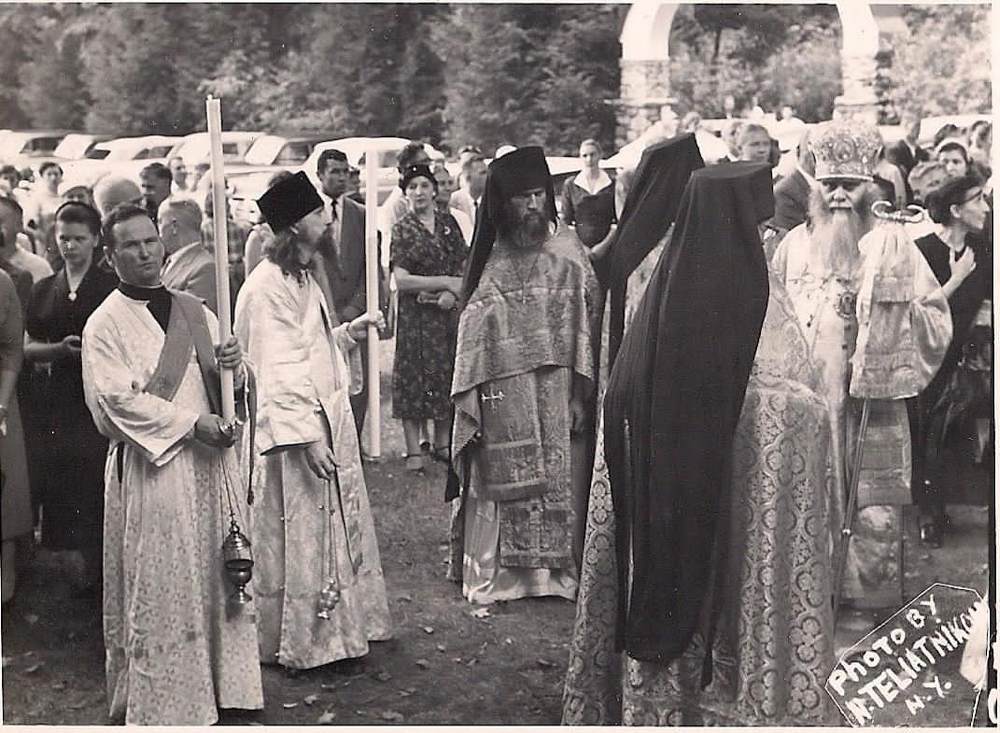Владыка Аверкий (Таушев) за его спиной моя бабушка, будущая монахиня Мариамна