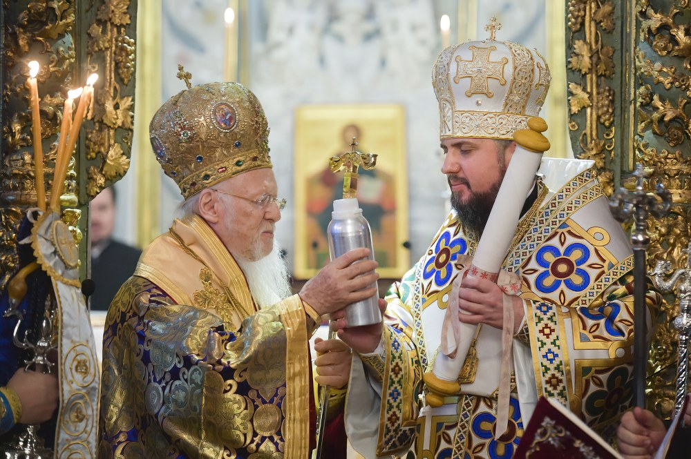 Патриарх Варфоломей вручает Епифанию Думенко томос и термос с миром